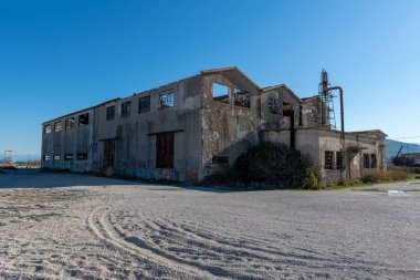 Eskiden zeytinyağı üreten terk edilmiş bir fabrika binası..