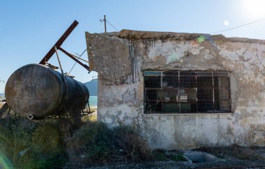 Terk edilmiş bir sanayi binasının çürüyen evi ve depolama tankı..