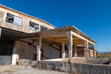 Eskiden zeytinyağı üreten terk edilmiş bir fabrika binası..