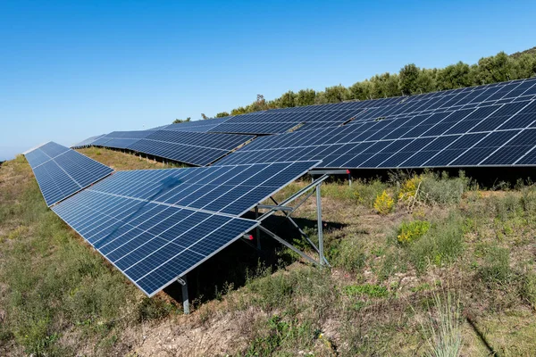 Сельскохозяйственные Угодья Превращаются Сбор Солнечной Энергии Солнечная Ферма — стоковое фото