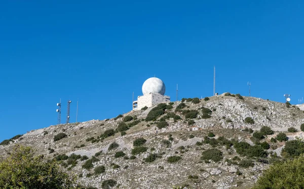 Una Vieja Estación Radar Abandonada Cima Una Montaña — Foto de Stock
