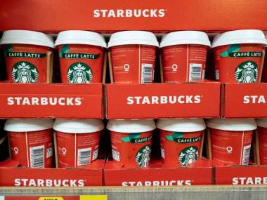Londra mı? İngiltere-10.26.2022. Süpermarketin rafında duran tepsiler dolusu Starbucks kahvesi..