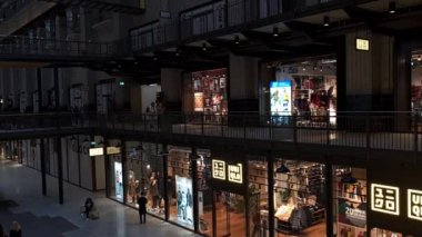 Londra mı? UK- 11.02.2022. Battersea Elektrik Santrali 'nin farklı seviyeleri ve perakende satış noktalarını gösteren bir kamera görüntüsü..