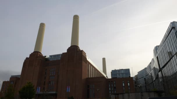 London 2022 Time Lapse Thames River Battersea Power Station Racing — Stock Video