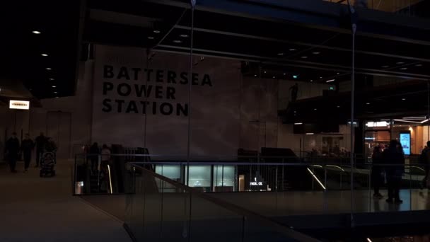 Лондон 2022 Имя Электростанции Баттерси Приветствует Посетителей Входят Парадную Дверь — стоковое видео