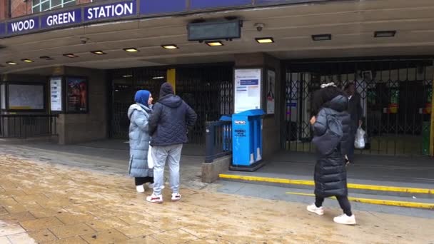 ロンドンだ 2022年 労働者のストライキ行動のためにロンドン地下鉄から閉鎖された人々 — ストック動画