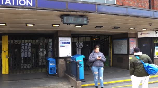 Στο Λονδίνο 2022 Άνθρωποι Κλειδωμένοι Έξω Από Μετρό Του Λονδίνου — Αρχείο Βίντεο