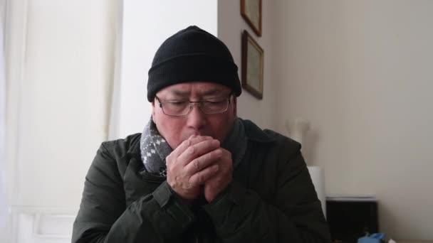 Ein Älterer Mann Versucht Sich Haus Warm Halten Haushaltsenergie Mehr — Stockvideo