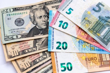 Beyaz arka planda izole edilmiş ABD Doları ve Euro banknotlarını kapat.