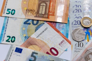 Avrupa banknotları ve Büyük Britanya Sterlin notları ve sikkeleri kapatın.