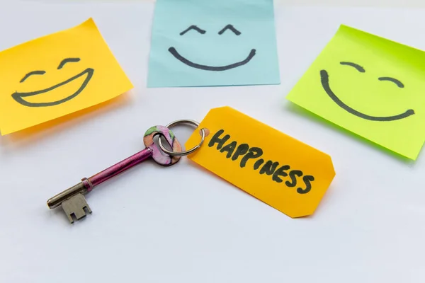 Una Clave Para Concepto Felicidad Con Una Llave Caras Felices —  Fotos de Stock