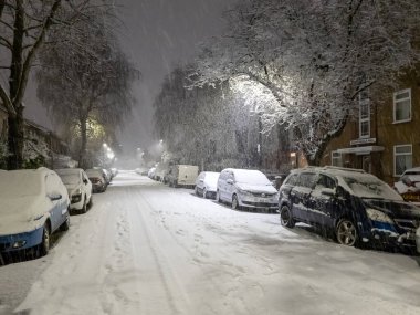 Londra mı? UK.12.11.2022 Başkentte gece ilk kar yağışı. Sokakları, arabaları ve ağaçları kaplıyor..