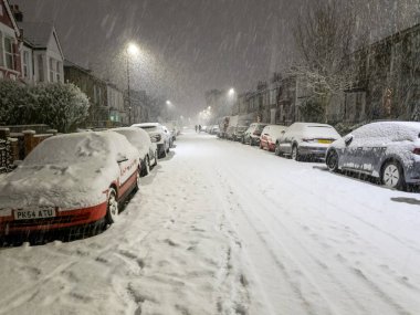 Londra mı? UK.12.11.2022 Başkentte gece ilk kar yağışı. Sokakları, arabaları ve ağaçları kaplıyor..