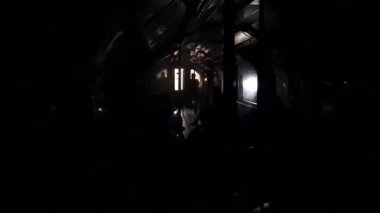 Metro, metro, metro, yeraltı vagonunda yolculuk eden yolcular. Işıkları bozuk ve tren karanlık tünelde hızla ilerliyor..