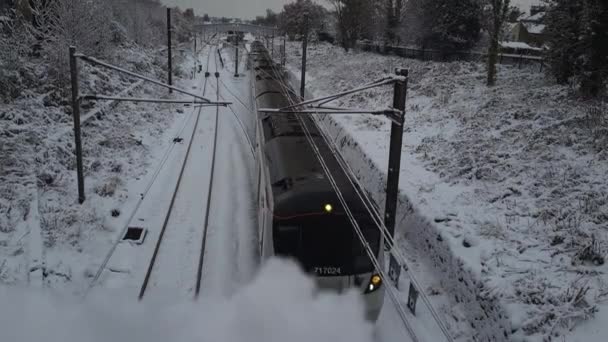 2022 在首都大雪之后通勤的火车 — 图库视频影像