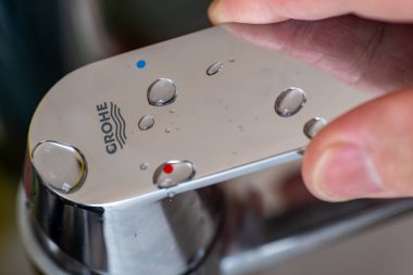 Londra mı? UK- 12.31.2022. Mutfak mikser musluğunun sapında Grohe ismi ve marka. Kaliteli tesisat tesisatı üreten Alman bir imalatçı..