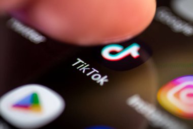 Londra mı? UK- 12.31.2022. Sosyal medya uygulaması Tik Tok 'un bir akıllı telefon ekranında simgeye basan kişi.