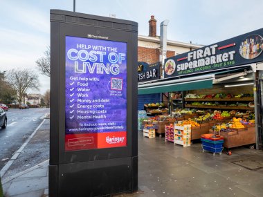 Londra mı? UK- 12.24.2022. İhtiyaç sahiplerine yardım ve yardımda bulunan ve ülkeyi saran yaşam krizinin artan maliyetine sahip yerel konseyin bir reklamı.