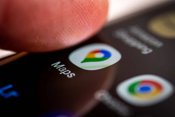 Londra mı? UK- 12.31.2022. Akıllı telefon ekranındaki Google Maps uygulamasının simgesi ve adı.