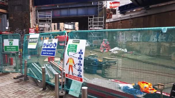 Лондон 2022 Знаки Безпеки Будівництва Закритій Дорозі Працівниками Заміною Надземного — стокове відео