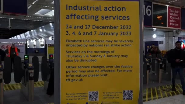 Лондон Великобритания 2023 Доска Объявлений Вокзале Ливерпуль Стрит Информацией Промышленных — стоковое видео