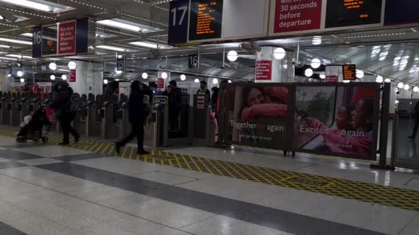 Στο Λονδίνο 2023 Ώρες Αιχμής Στο Σιδηροδρομικό Σταθμό Της Οδού — Αρχείο Βίντεο