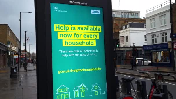 Лондон Великобритания 2023 Правительственный Рекламный Щит Главной Улице Информацией Помощи — стоковое видео