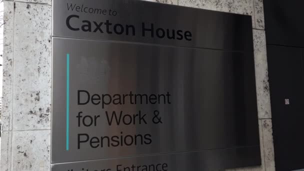 London 2023 Name Plate Entrance Government Department Work Pensions — Vídeo de stock