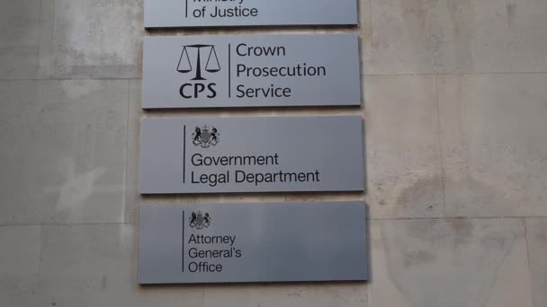 ロンドンだ 2023 いくつかの政府の法律サービス部門を収容するペティフランスの建物の名前プレート — ストック動画