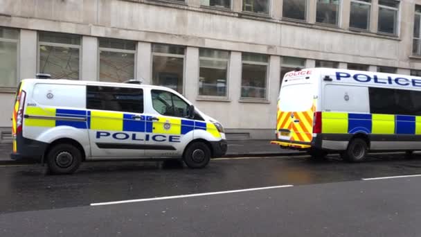 Στο Λονδίνο 2023 Οχήματα Της Αστυνομίας Σταθμευμένα Έξω Από Albany — Αρχείο Βίντεο