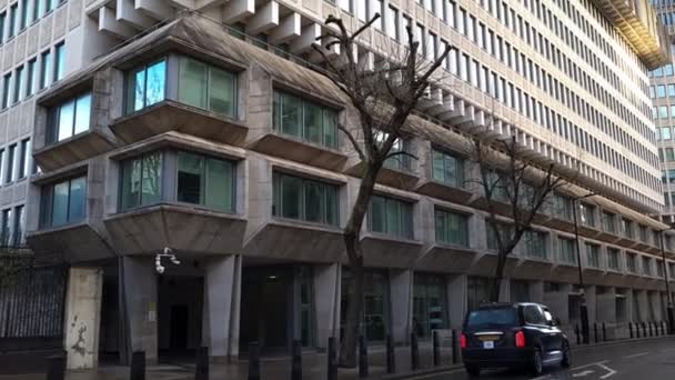 ロンドンだ 2023 法務省や他の政府の法律サービス部門のオフィスを収容するペティフランスの建物の通りの景色 — ストック動画
