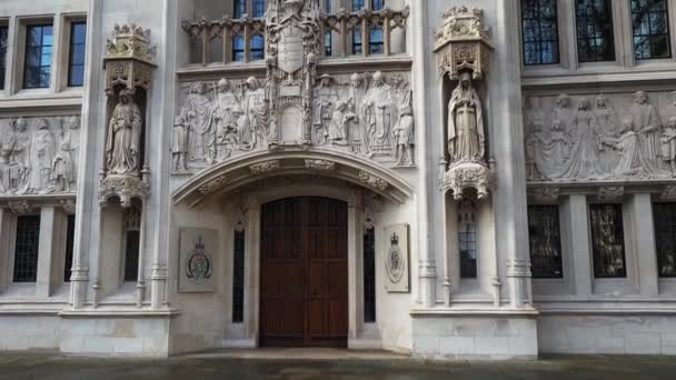 ロンドンだ 2023 ウェストミンスターにある最高裁判所の入り口とファサード — ストック動画