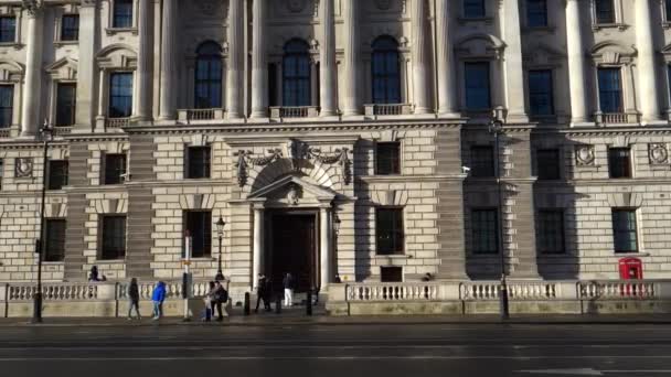 London 2023 Street View Government Building Whitehall Offices Revenue Customs — Stok video