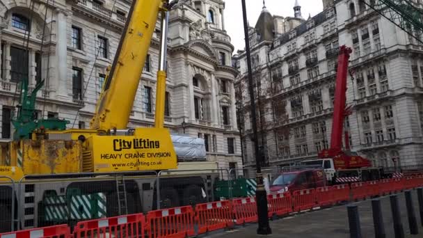 London 2023 Closed Street Heavy Lifting Crane Operation — Stok video