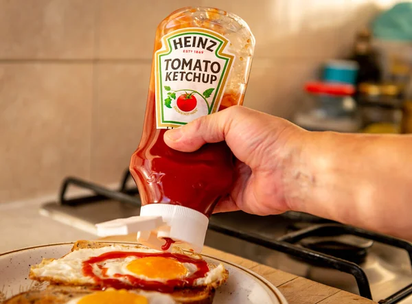 London 2023 Person Squeezing Bottle Heinz Tomato Ketchup Fried Eggs — Stock Photo, Image