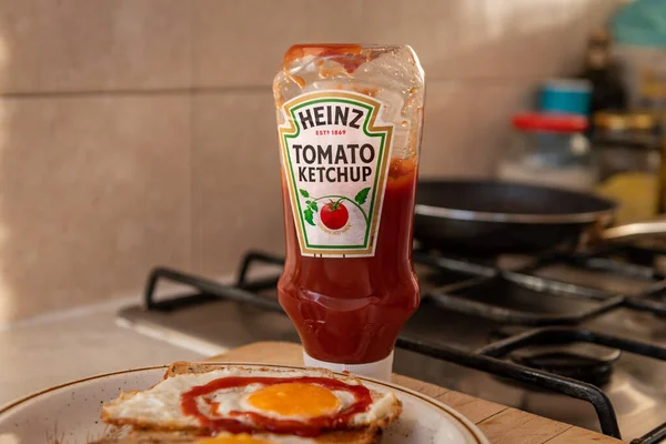 London 2023 Bottle Heinz Tomato Ketchup Kitchen Work Top — Stockfoto