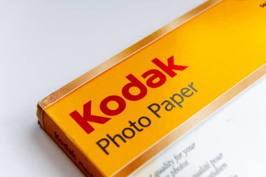 Londra mı? İngiltere-02.12.2023. Beyaz olarak izole edilmiş bir Kodak fotoğraf kağıdının paketini kapat.