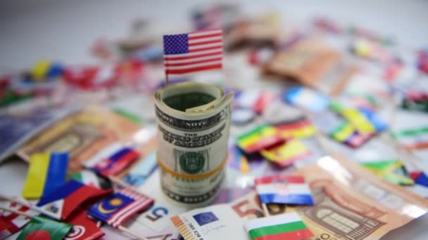 Рулон Долларов Сша Американским Флагом Поверх Других Валют Флагов Страны — стоковое видео