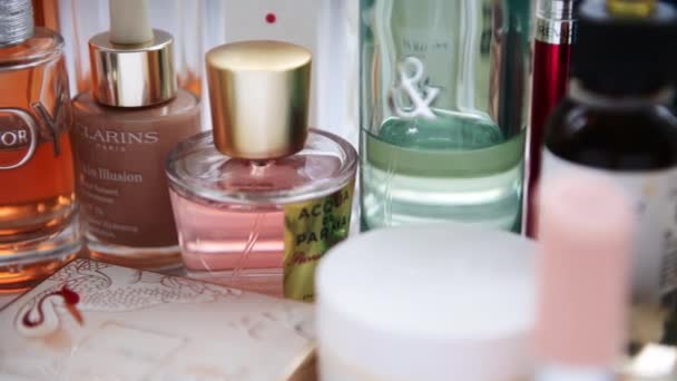 ロンドンだ 2023 有名なブランドの香水や化粧品 テーブルの上に美容製品 — ストック動画