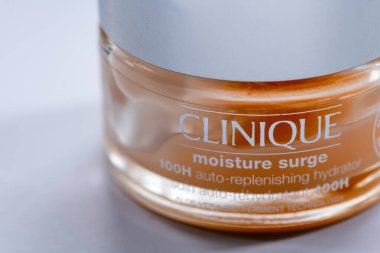 Londra mı? UK- 03.01.2023. Clinique 'den nemli cilt bakım ürünlerinin kapatılması.