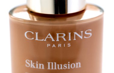 Londra mı? UK- 03.01.2023. Bir şişe Cilt İllüzyonu 'nu kapat. Klarinlerle makyaj yap..