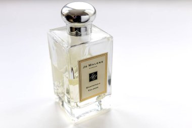 Londra mı? UK- 03.01.2023. Bir şişe Jo Malone London parfümü, Estee Lauder 'a ait bir marka, beyaz arka planda izole edilmiş..