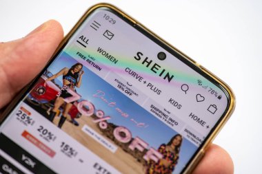 Londra mı? UK- 03.01.2023. Hızlı moda perakendecisi dev Shein 'in online evlilik sayfaları..