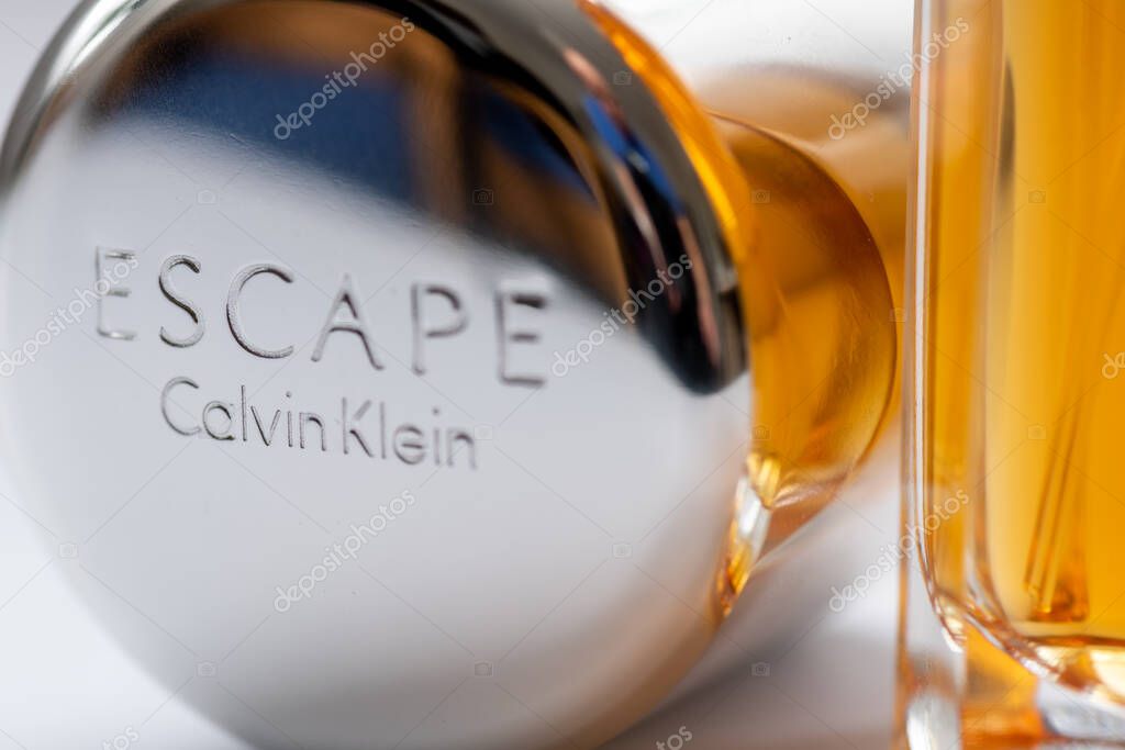 Londres. UK. Primer plano de una botella de perfume Escape de Calvin  Klein. 2023