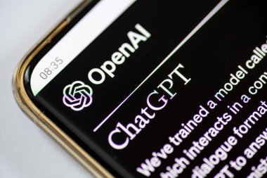 Londra mı? Birleşik Krallık-08.01.2023. ChatGPT 'yi geliştiren OpenAI teknoloji şirketinin logosu ve adı..