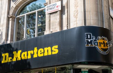 Londra mı? UK- 04.09.2023. İngiliz ayakkabı üreticisi Dr. Martens 'in Oxford Caddesi' ndeki perakende mağazasının ön cephesi..