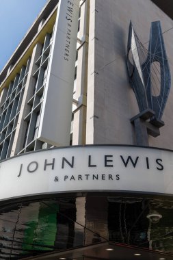 Londra mı? UK- 04.09.2023. Sancak gemisi John Lewis 'in ön cephesindeki isim ve Oxford Caddesi' ndeki Ortaklar mağazası..