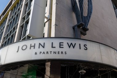 Londra mı? UK- 04.09.2023. Sancak gemisi John Lewis 'in ön cephesindeki isim ve Oxford Caddesi' ndeki Ortaklar mağazası..