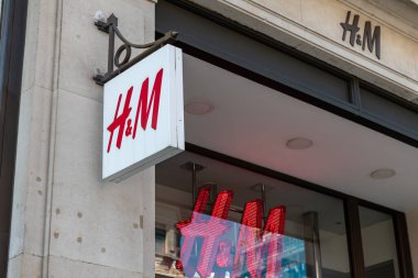 Londra mı? UK- 04.09.2023. Oxford Caddesi 'ndeki H ve M perakende mağazasının adı. İsveçli çok uluslu giyim markası..