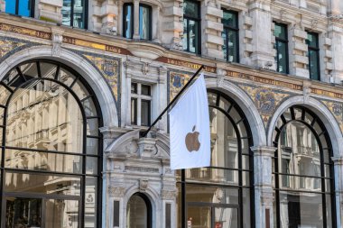 Londra mı? UK- 04.09.2023. Regent Caddesi 'ndeki mağazasının ön cephesinde duran Apple logosu..